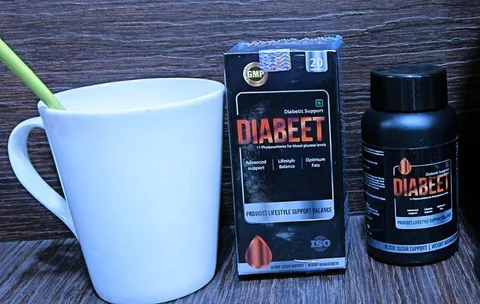 Diabeet box and bottle on a wooden table next to a mug